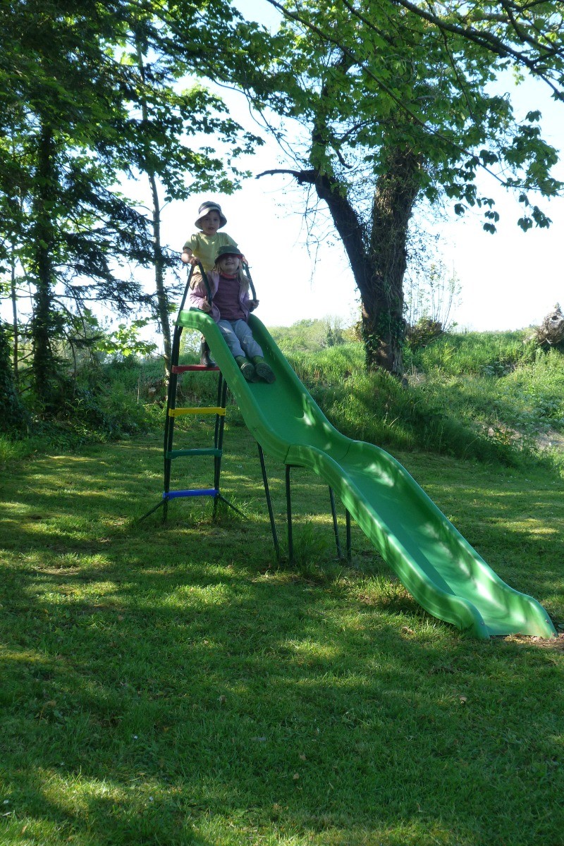 Aire de jeux extérieurs avec toboggan et balançoires