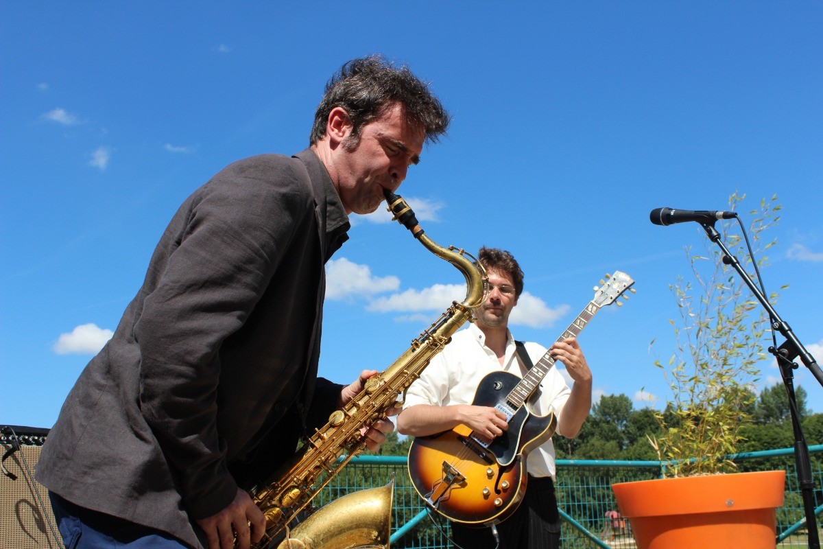 EN SAISON DU 6 JUILLET AU 23 AOÛT 2024
6 animations gratuites/semaine
du dimanche au vendredi.
concerts, loto, soirée barbecue, cinéma, soirée galette, DJ, karaoké….