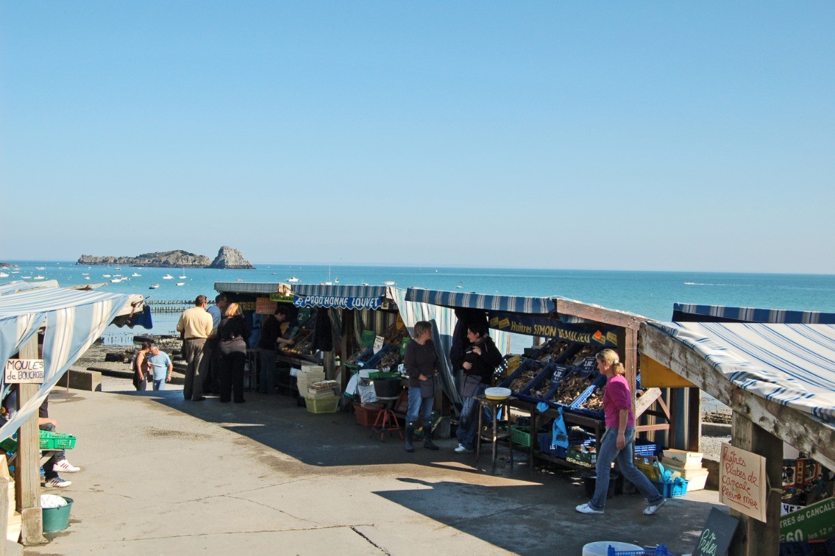 Le Marché aux huîtres de Cancale sur le port de la Houle, ouvert toute l'année 7/7j
Crédits photo : ADT 35 GUERIN-Tiphaine