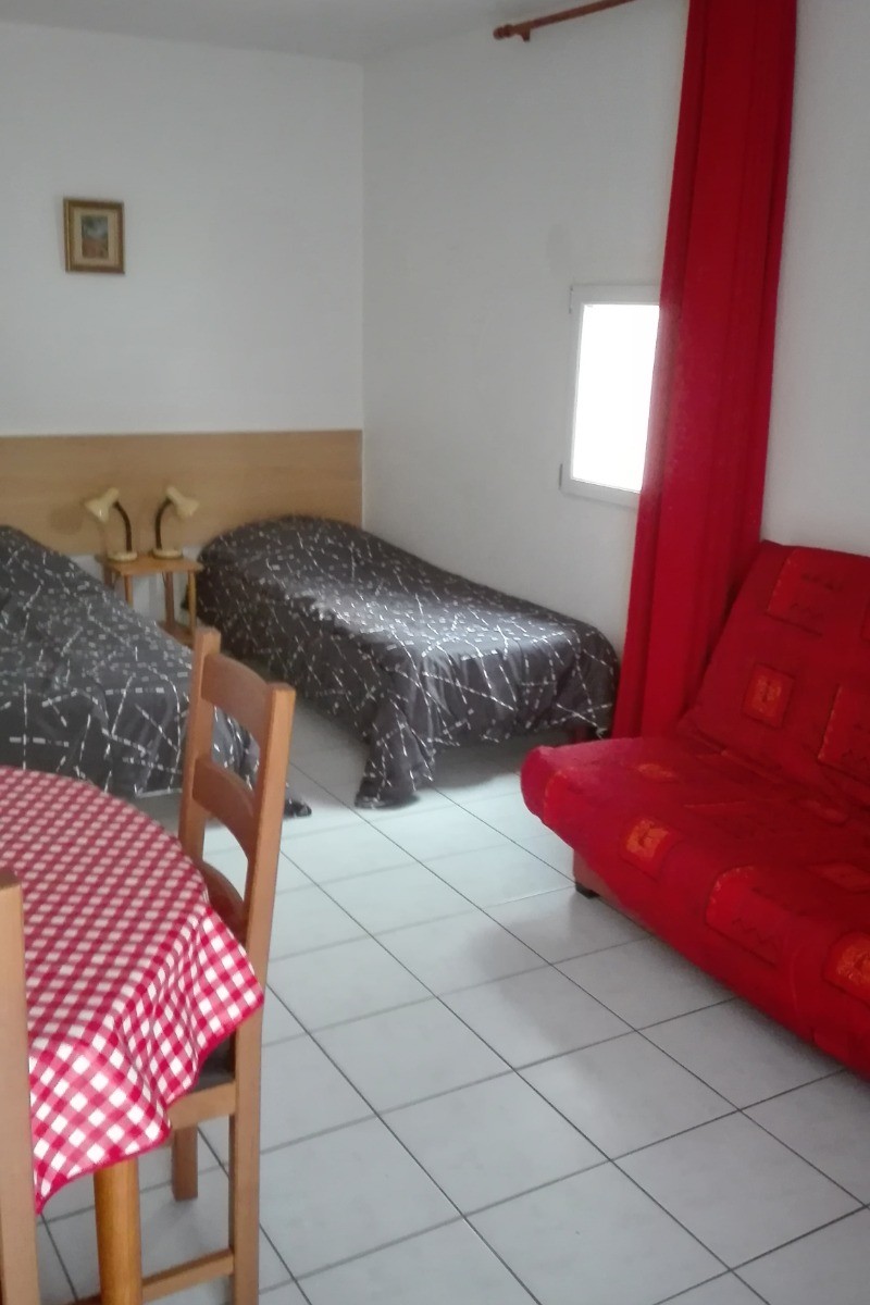 Salle à manger, coin chambre avec 2 lits qu'on rapproche ou qu'on écarte et canapé 1 ou 2p