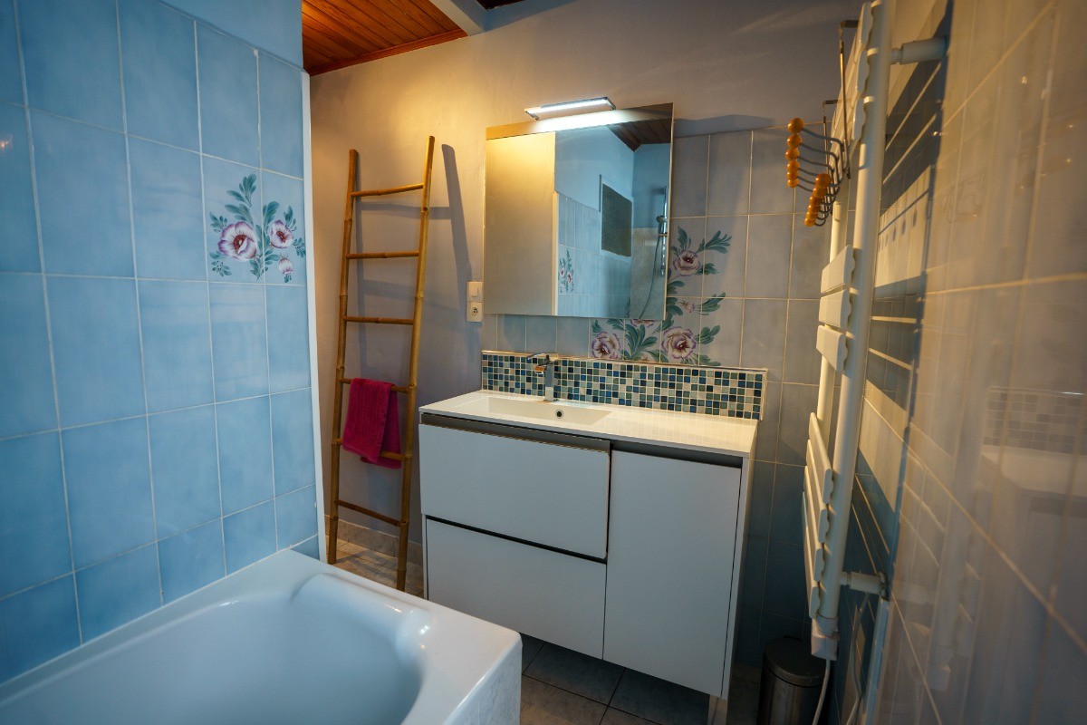 Salle de bain commune au 1er étage, avec WC.