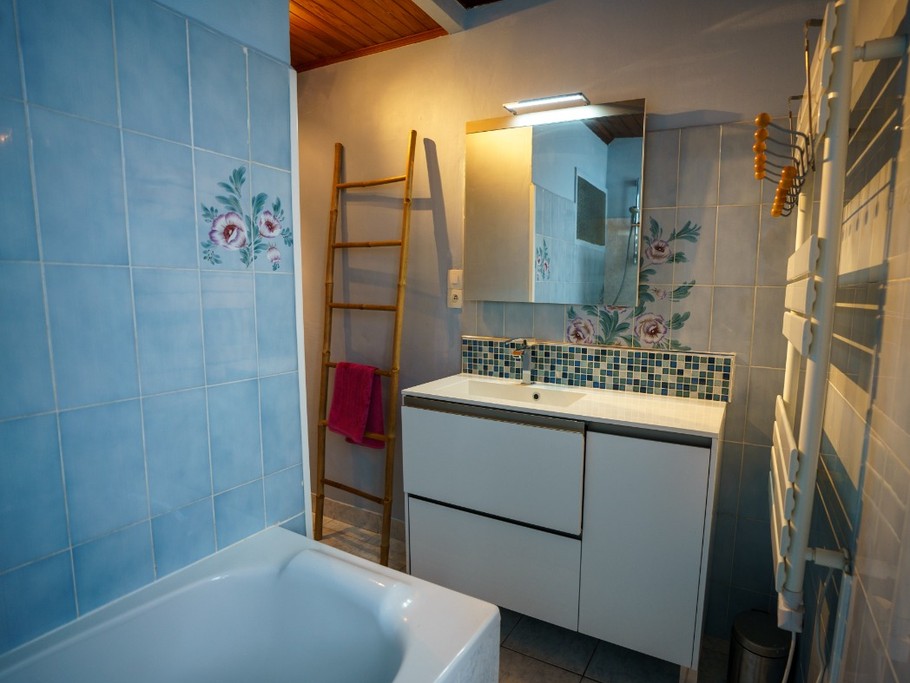 Salle de bain commune au 1er étage, avec WC.