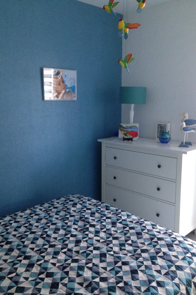 Chambre bleue avec lit de 140, accès à un balcon, avec vue mer.