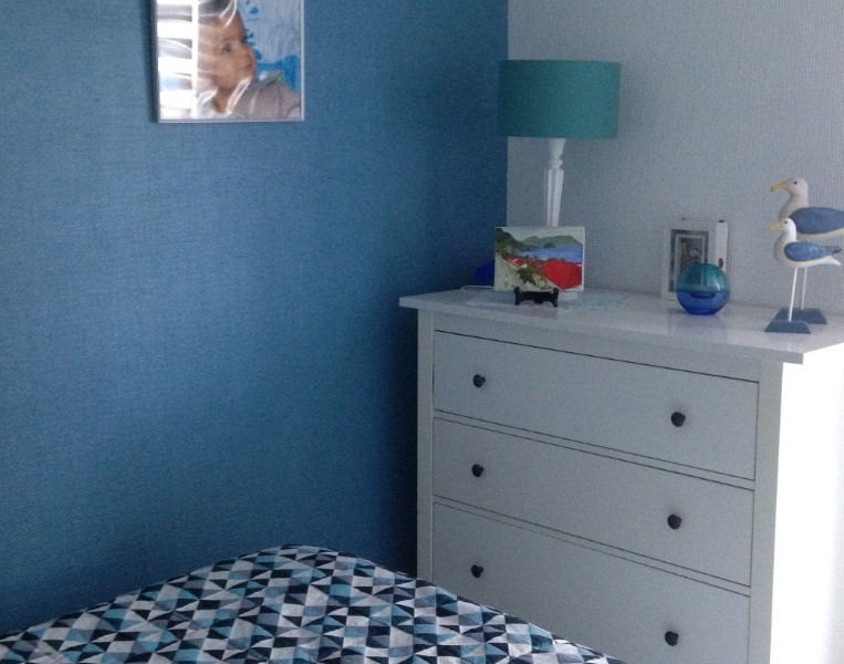 Chambre bleue avec lit de 140, accès à un balcon, avec vue mer.