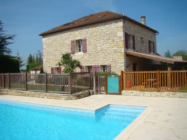 La maison vue de la piscine