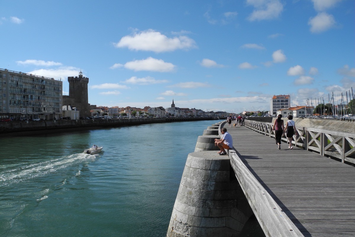 La passerelle qui borde le chenal