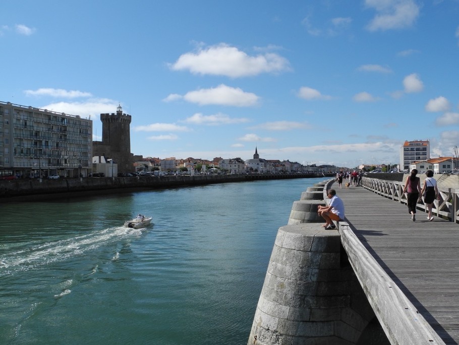 La passerelle qui borde le chenal