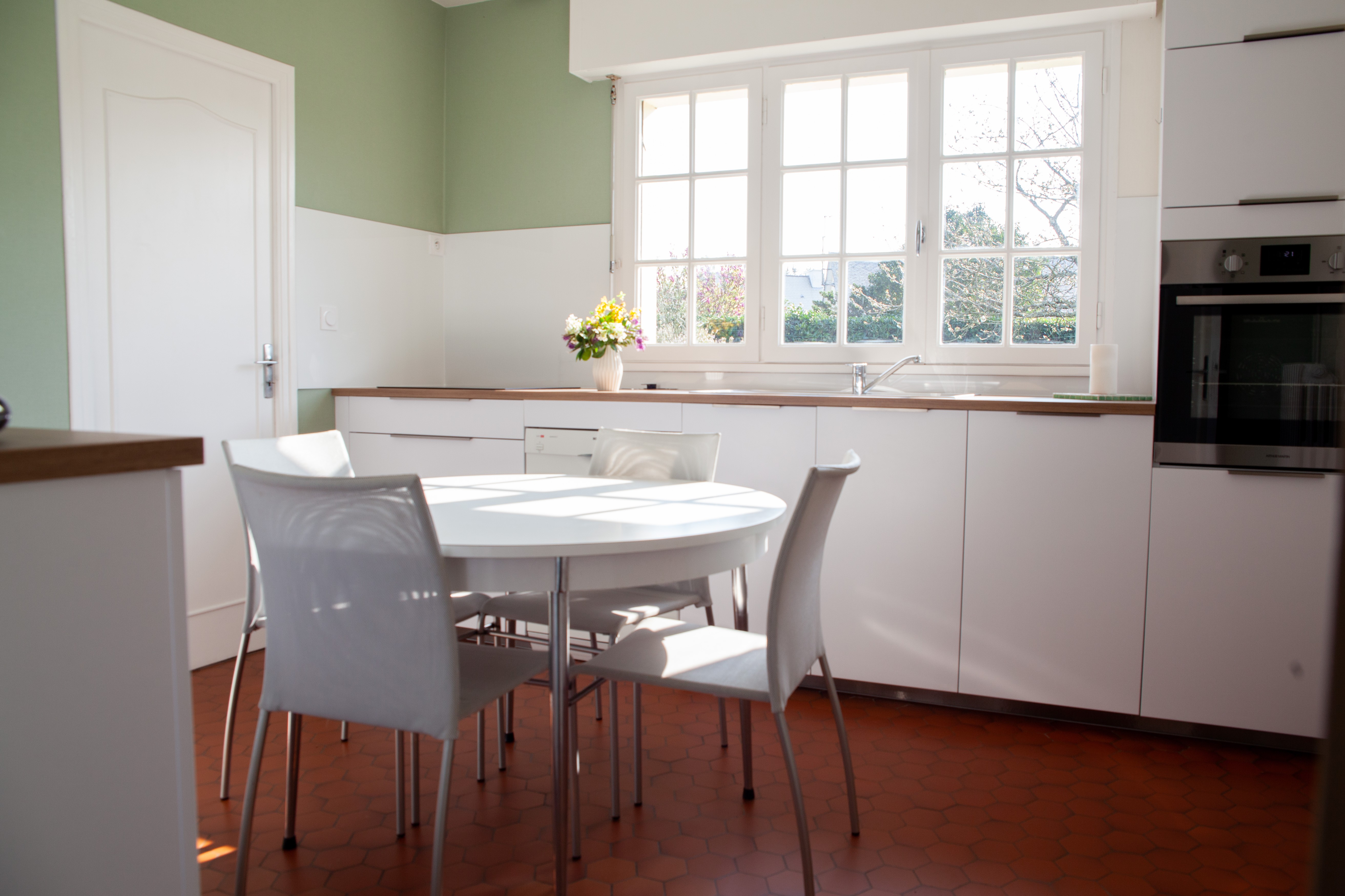 Spacious, fully-equipped kitchen