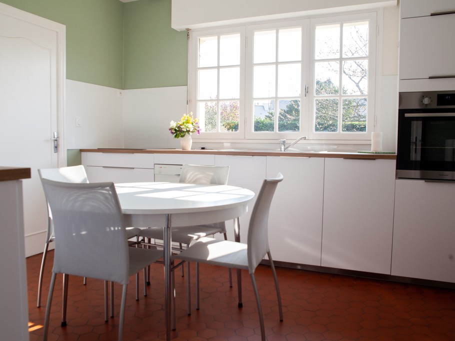 Spacious, fully-equipped kitchen