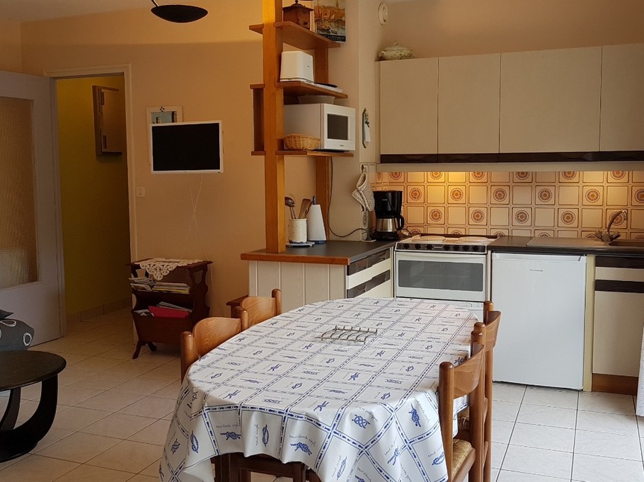 Dining area and kitchen in the living room - Apartment "Le Beaulieu
