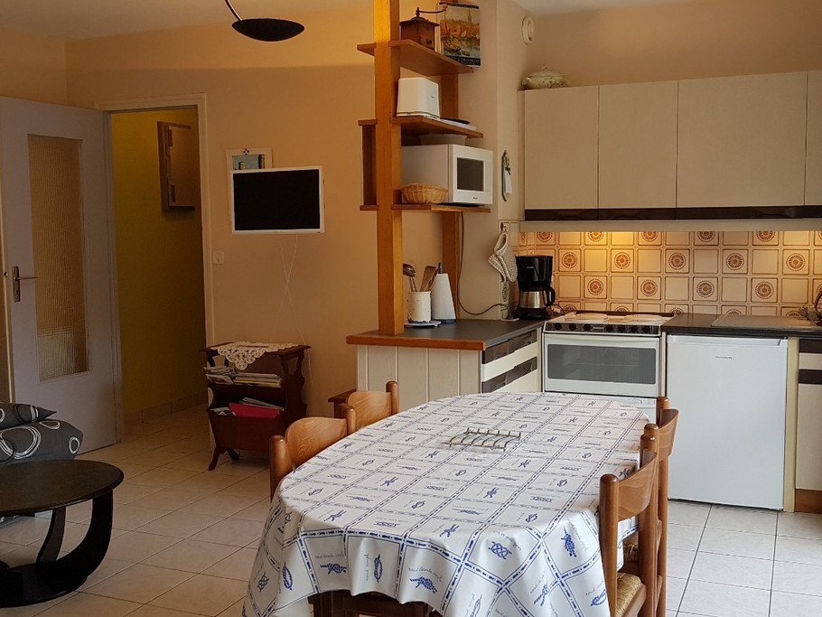 L'espace repas et la cuisine dans la pièce de vie - Appartement "Le Beaulieu"