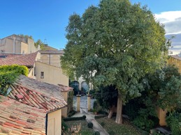 Crédit J Sergent - vue de la chambre sur le jardin et les toits d'Aix