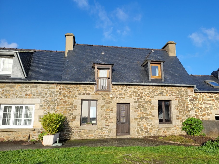 Le Coz, location, Pointe de la Tour, Plouha, Clévacances, la maison vue d'extérieure, mitoyenne à l'habitation des propriétaires