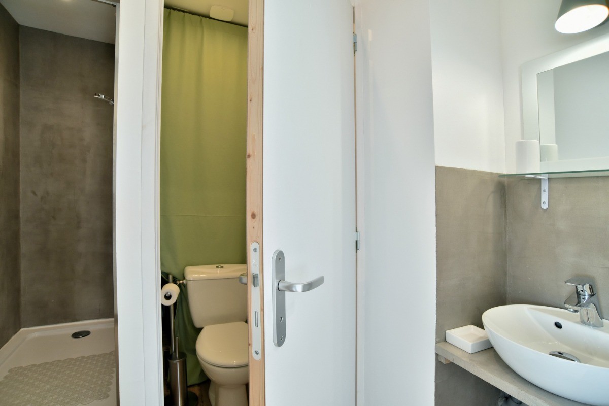 1 chambre pour 2 personnes au 1er étage (literie grande largeur 160*200 cm) avec salle d'eau et WC communicants.