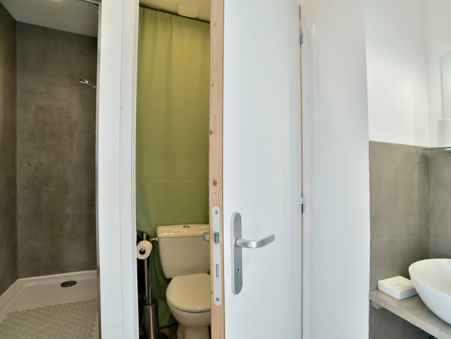 1 chambre pour 2 personnes au 1er étage (literie grande largeur 160*200 cm) avec salle d'eau et WC communicants.