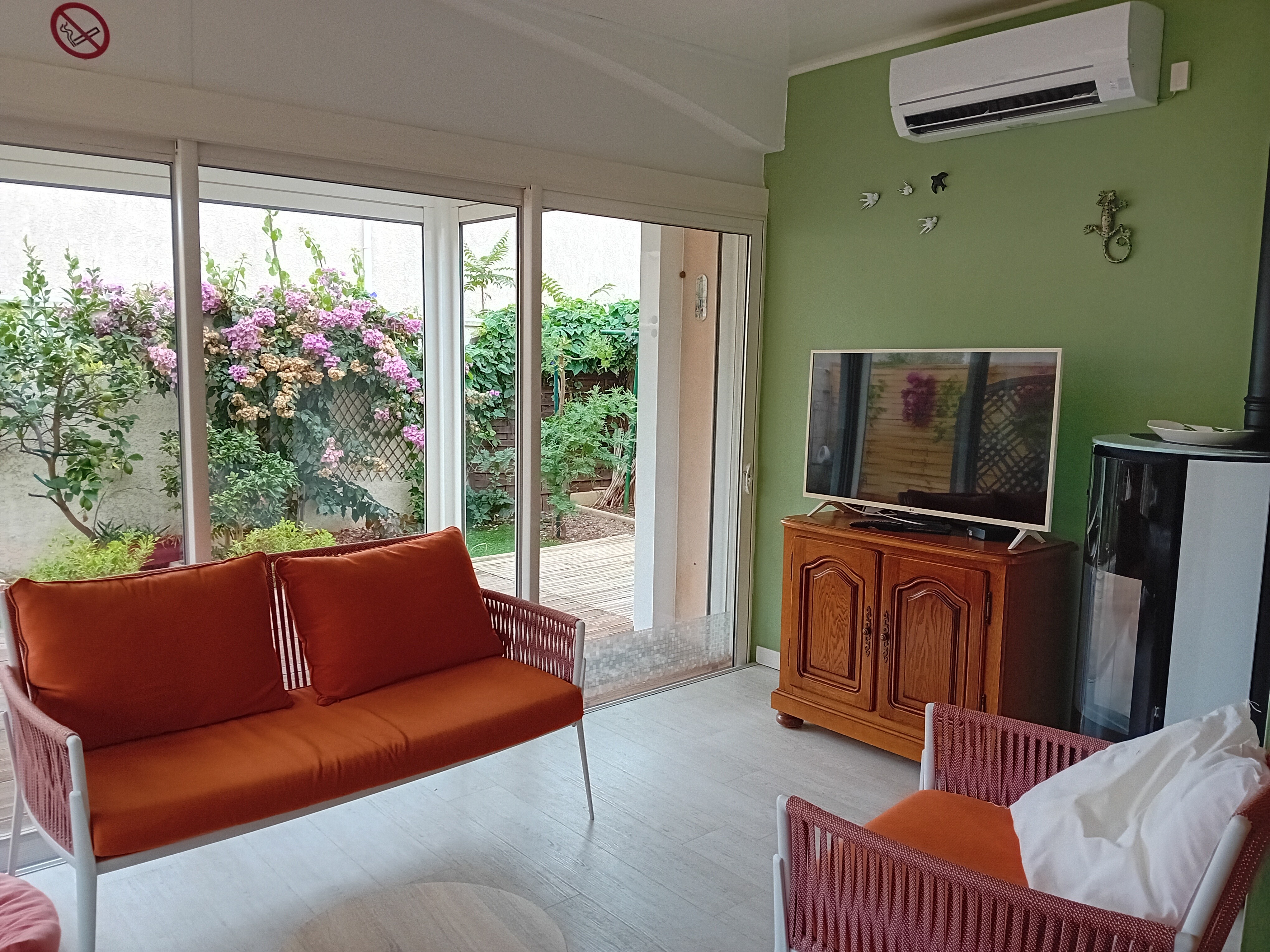 Salon confortable et climatisé avec télévision et Wi-Fi