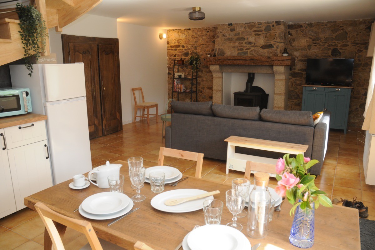 GALLET-SERRA location de vacances, Lanrodec, Clévacances, la pièce de vie avec salon séjour et cuisine