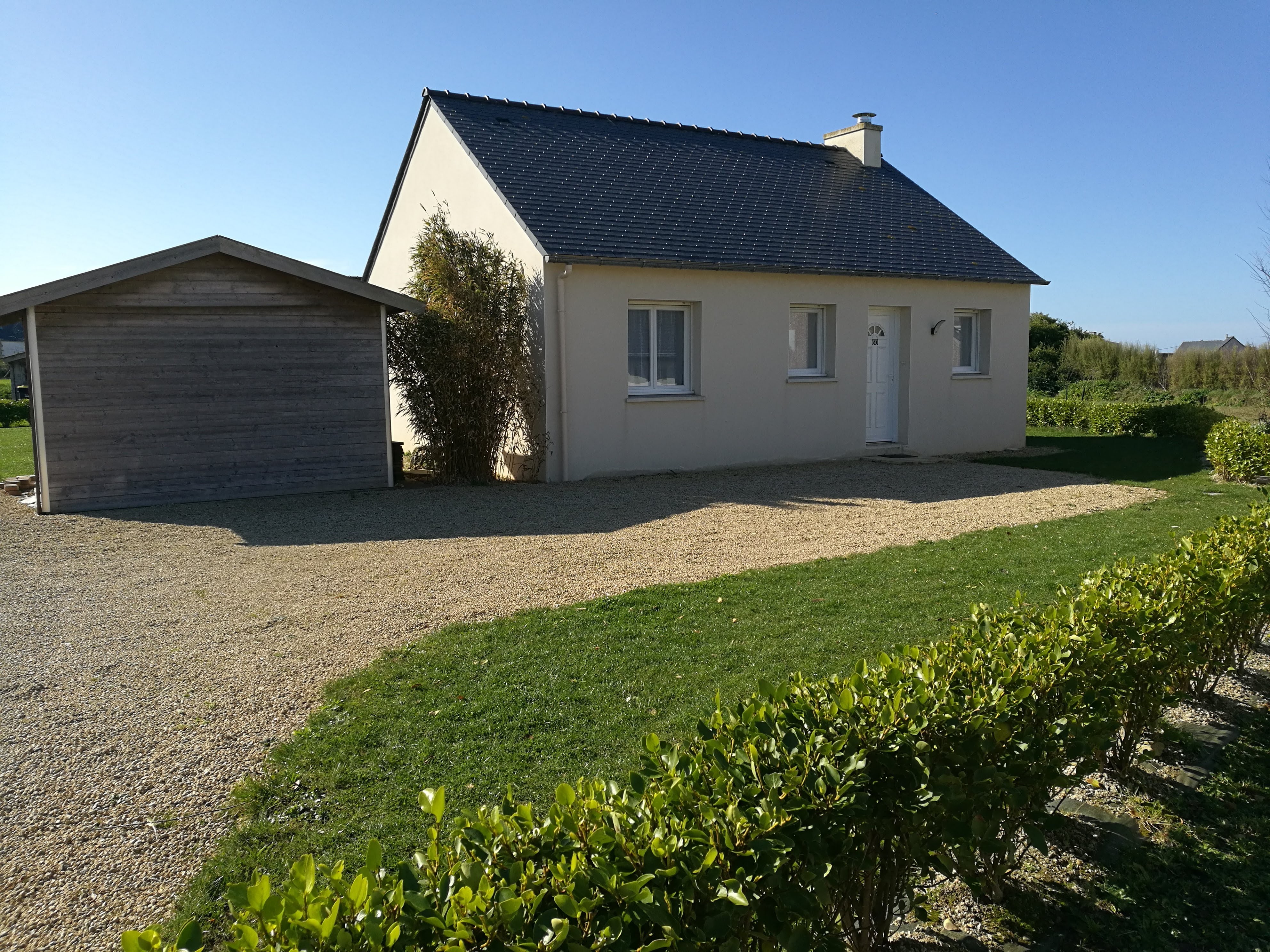 entrée avec cabanon de jardin