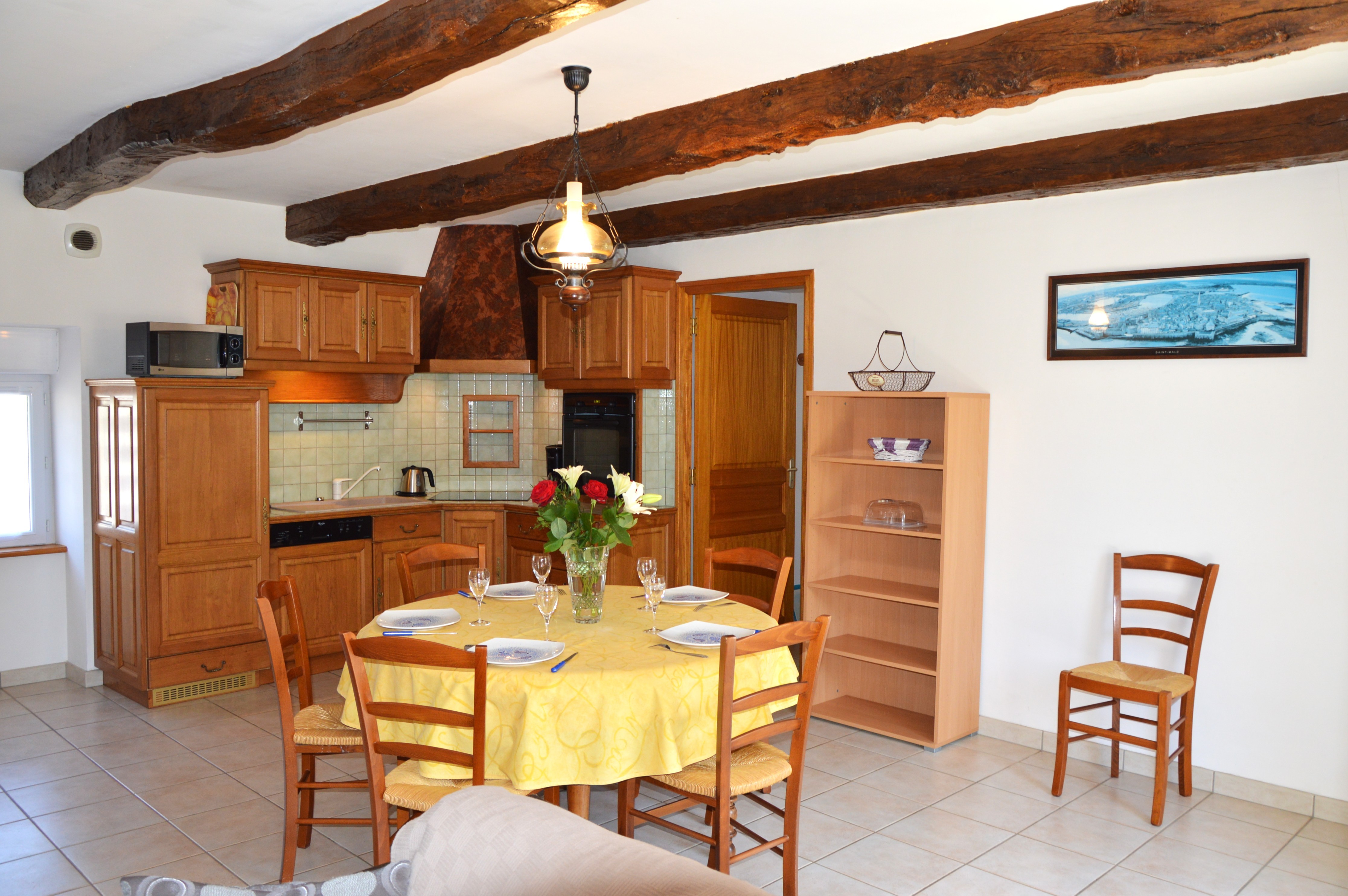 Pièce de vie de plain pied avec cuisine, séjour et salon