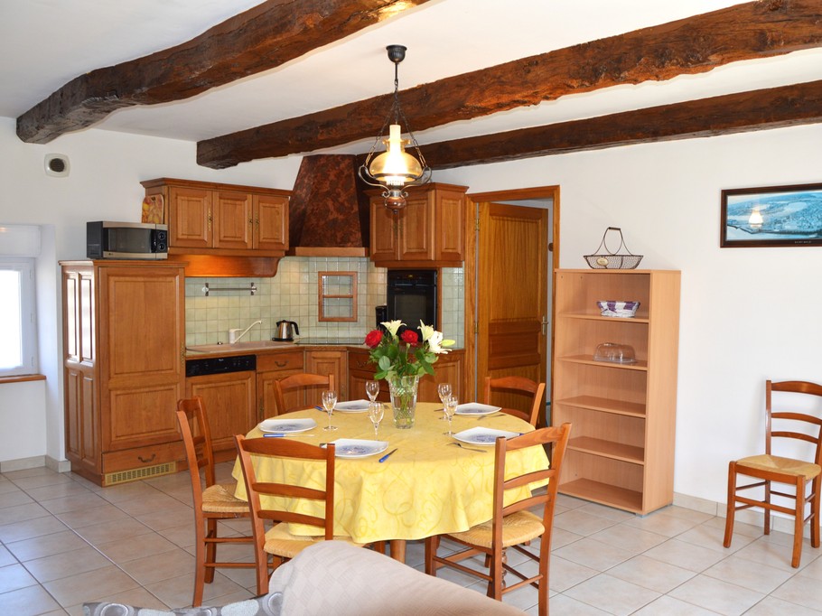 Pièce de vie de plain pied avec cuisine, séjour et salon