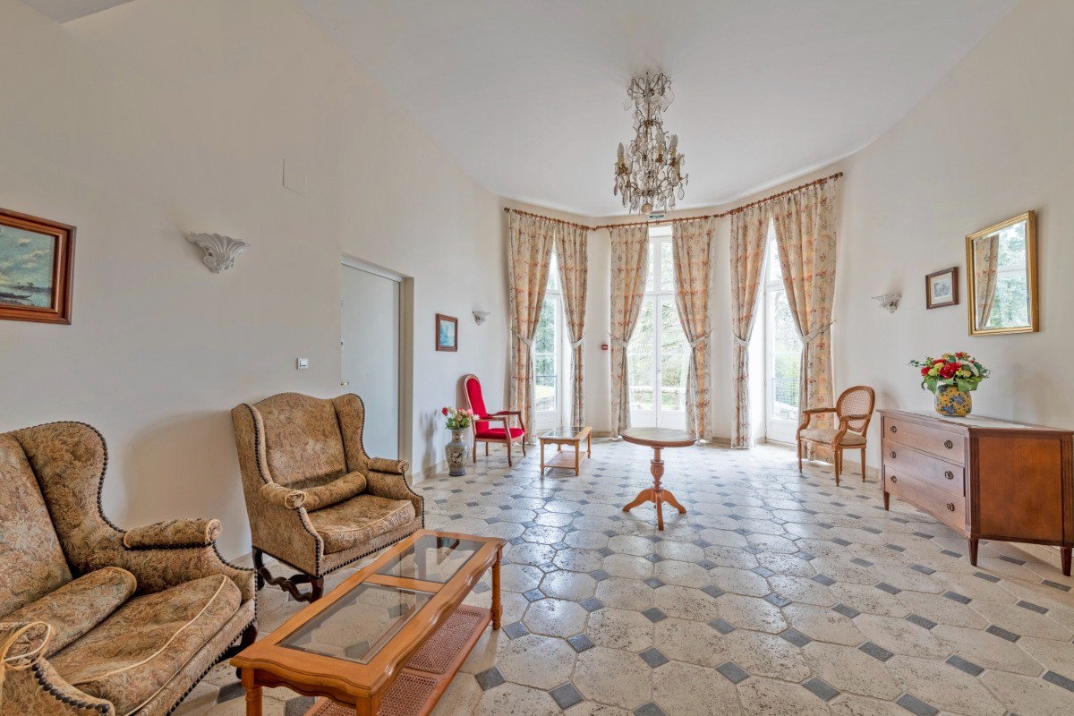 Salon ouvrant sur un balcon en pierre