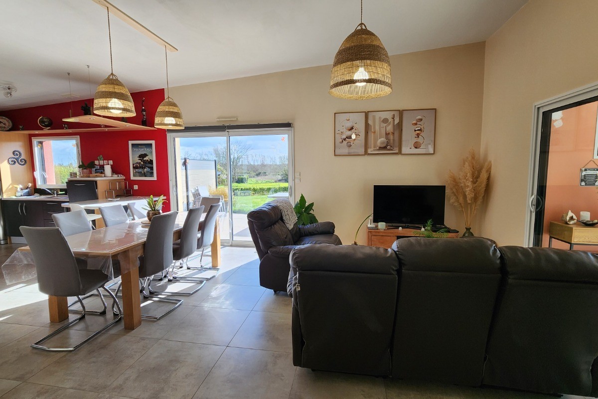 Salon et Salle à manger avec vue sur la campagne et la grand jardin clos sans vis à vis