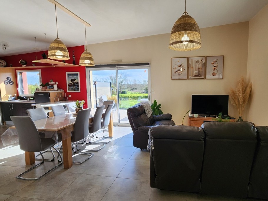 Salon et Salle à manger avec vue sur la campagne et la grand jardin clos sans vis à vis