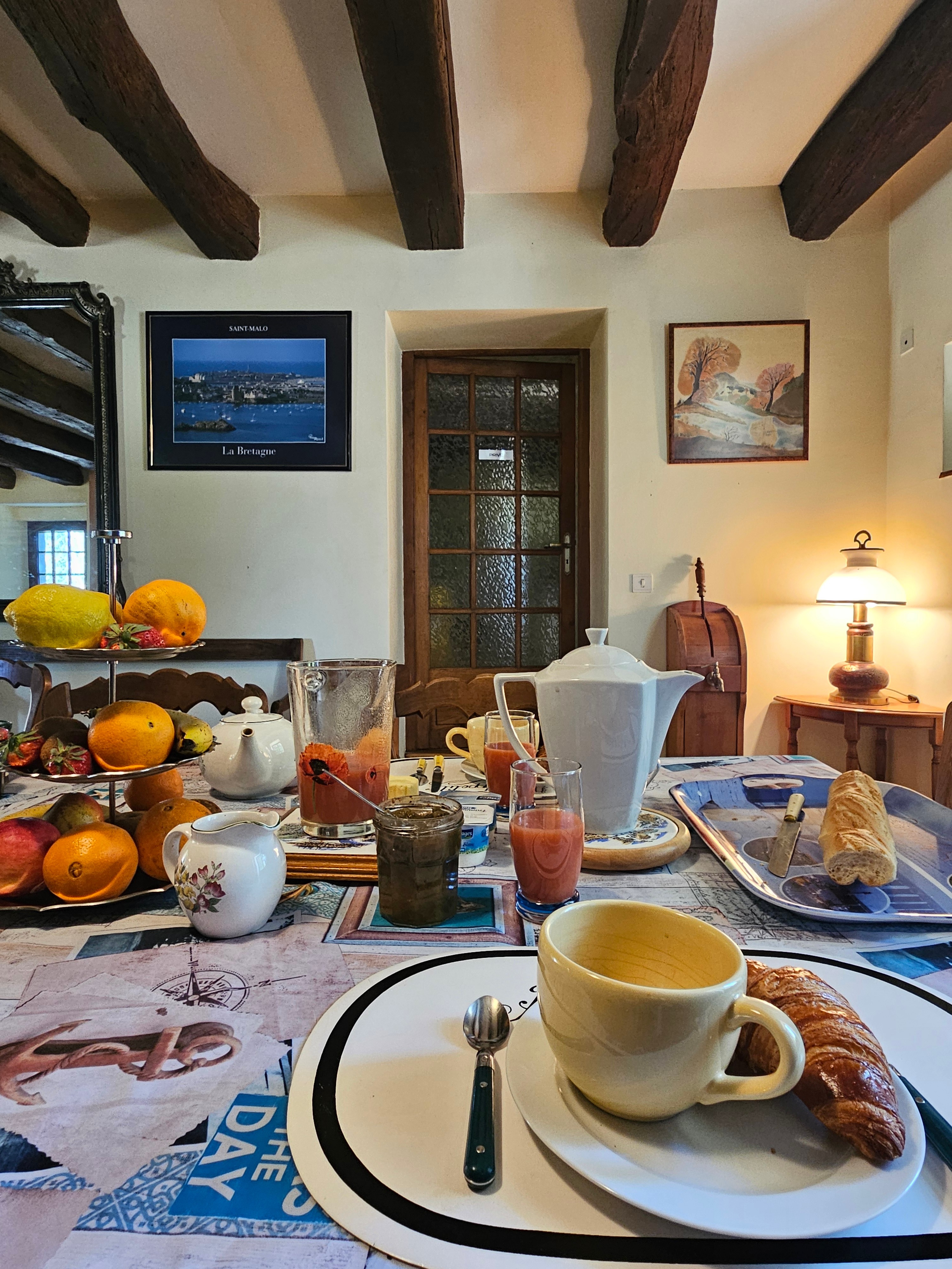 La salle des petits-déjeuners. Une cafetière et une bouilloire sont aussi à votre disposition tout au long de la journée.