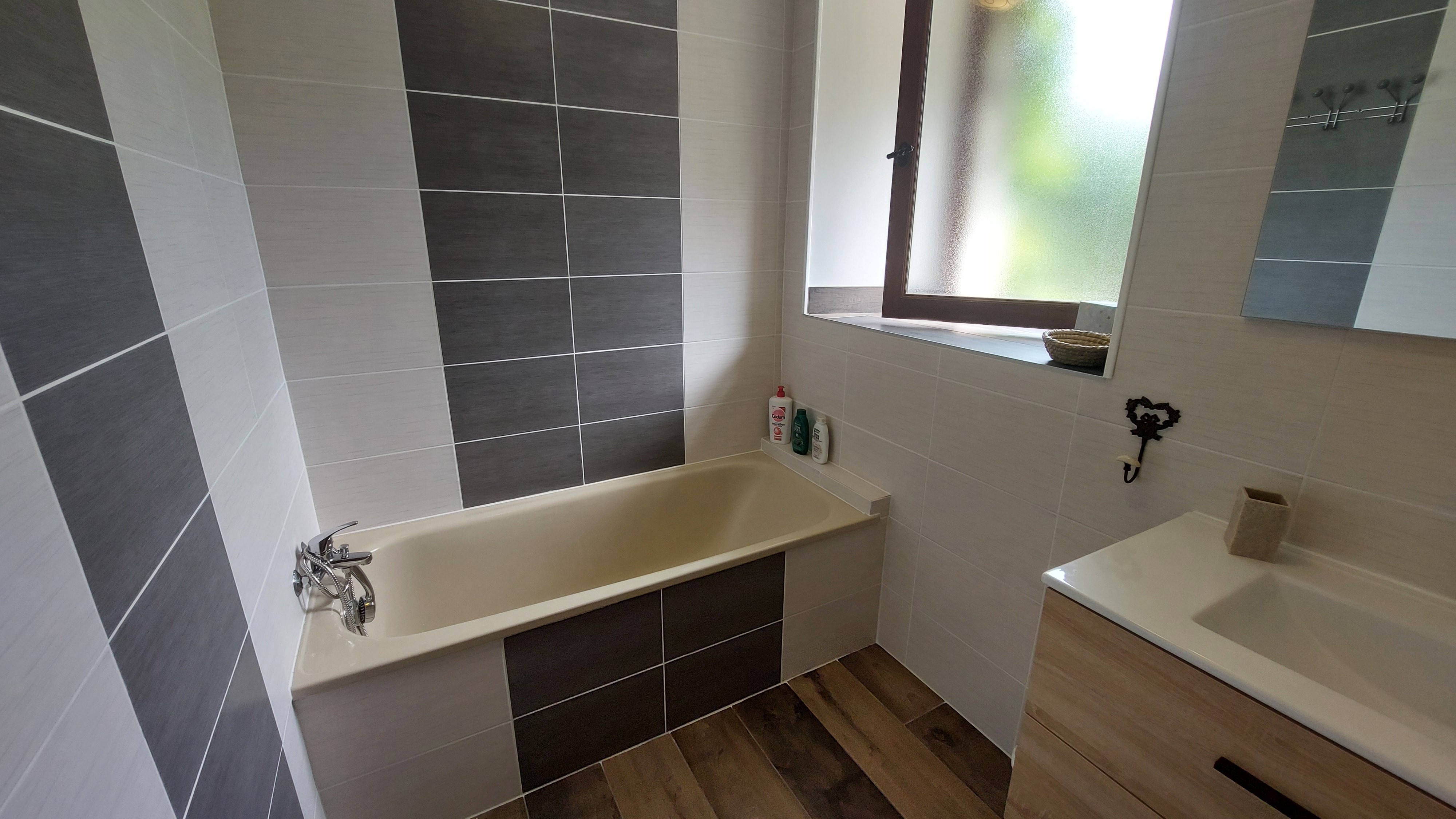 Salle de baij avec baignoire