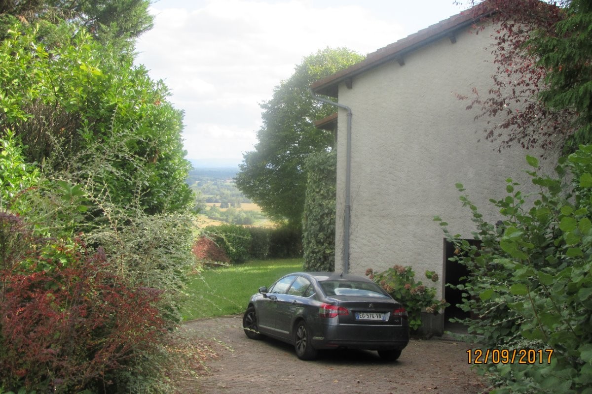 Stationnement, garage et sous-sol.