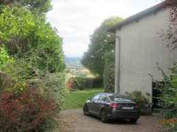 Stationnement, garage et sous-sol.