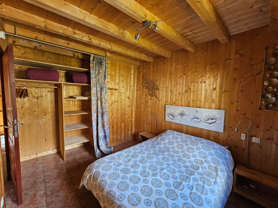 "Les Chamois" holiday cottage in Mont-Dore: Bedroom 1 on the ground floor (140 cm bed)