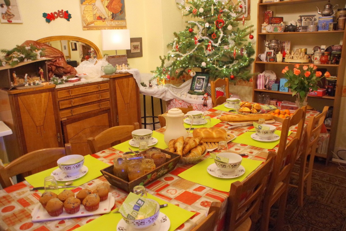 Les petit-déjeuners copieux sont servis dans la salle-à-manger de l'ancien presbytère.