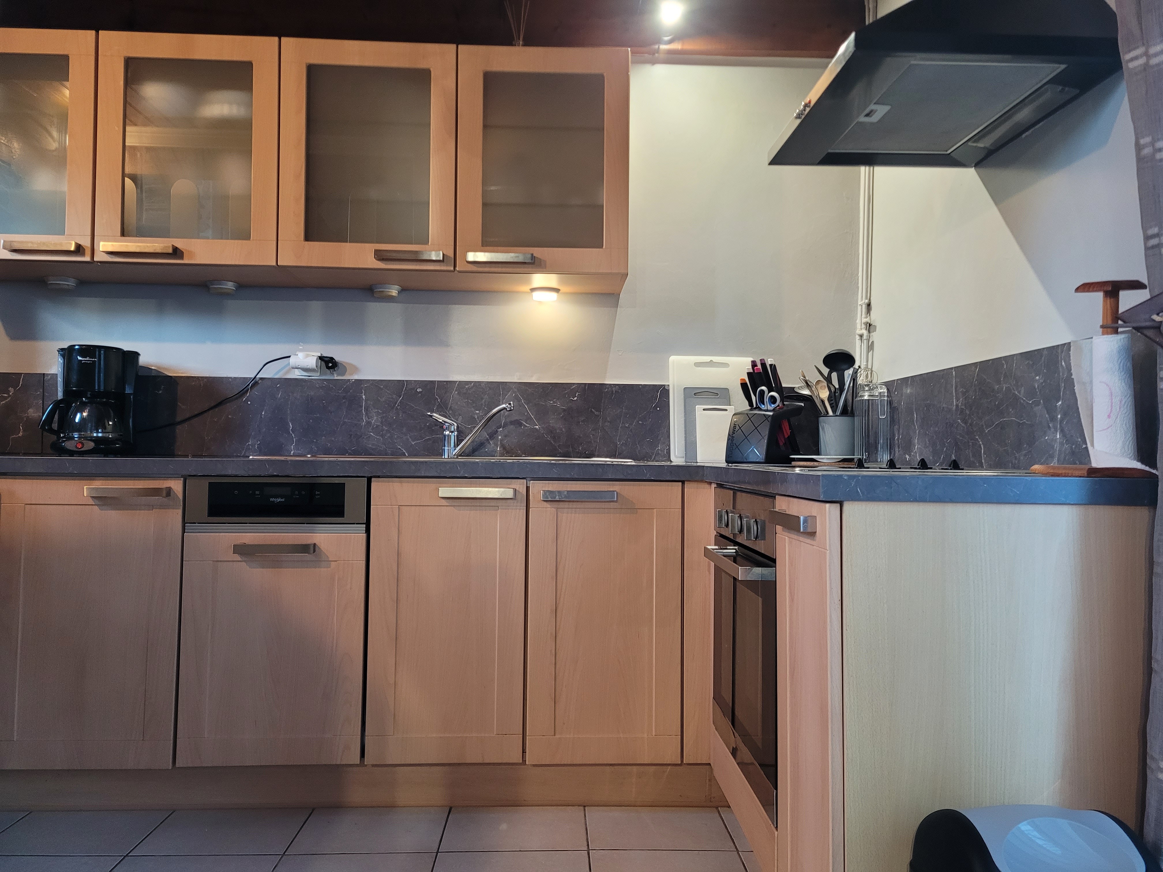 Le Grand, location de vacances Clévacances, séjour salon cuisine RDC