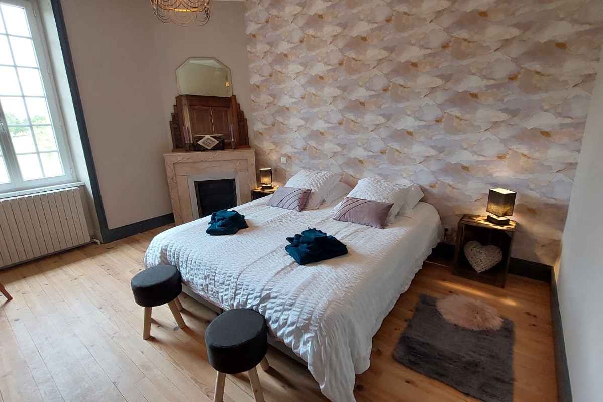 Chambre 1 lumineuse avec lit 180 cm et vue sur la campagne