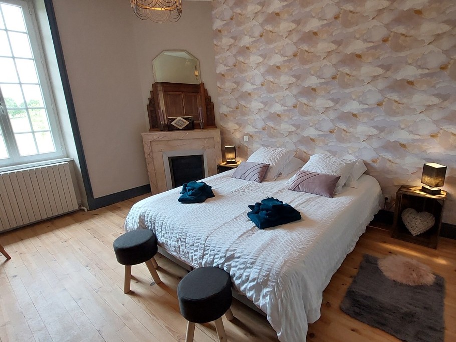 Chambre 1 lumineuse avec lit 180 cm et vue sur la campagne