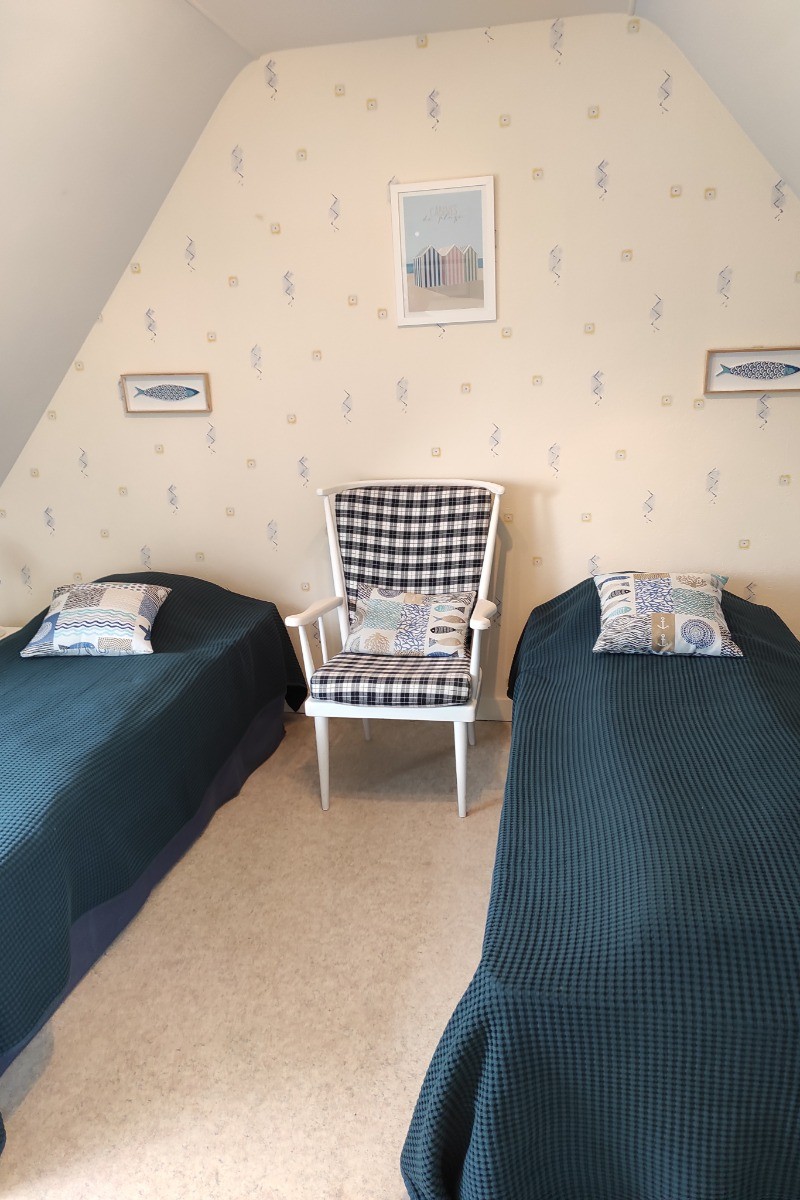 La chambre bleue avec 2 lits de 80 qui peuvent être réunis en un lit de 160.