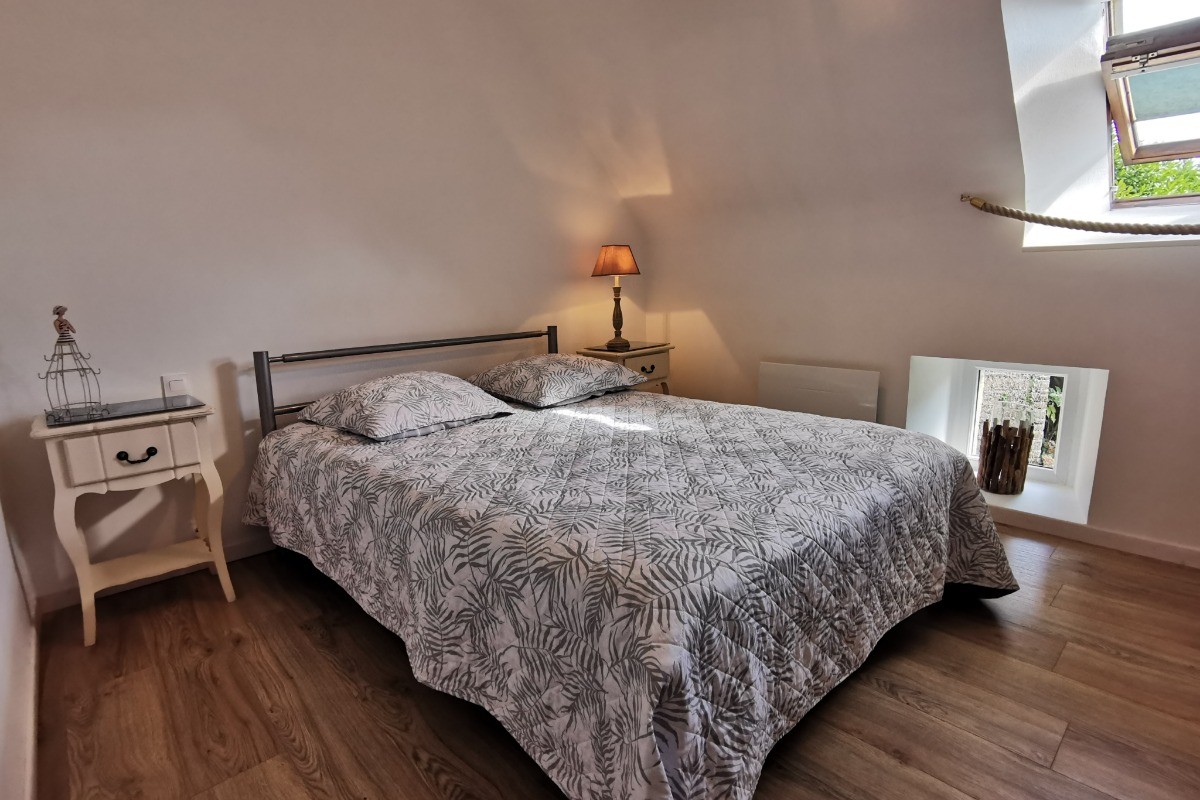 Deuxième chambre à l'étage avec un lit 140