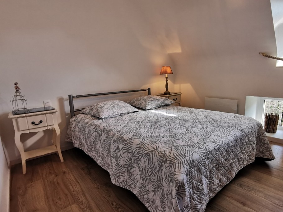 Deuxième chambre à l'étage avec un lit 140