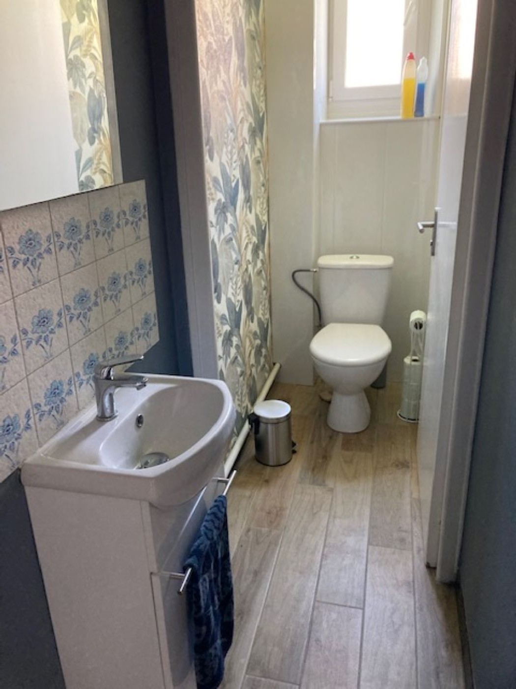 grande toilette Rdc avec lave main, fenêtre