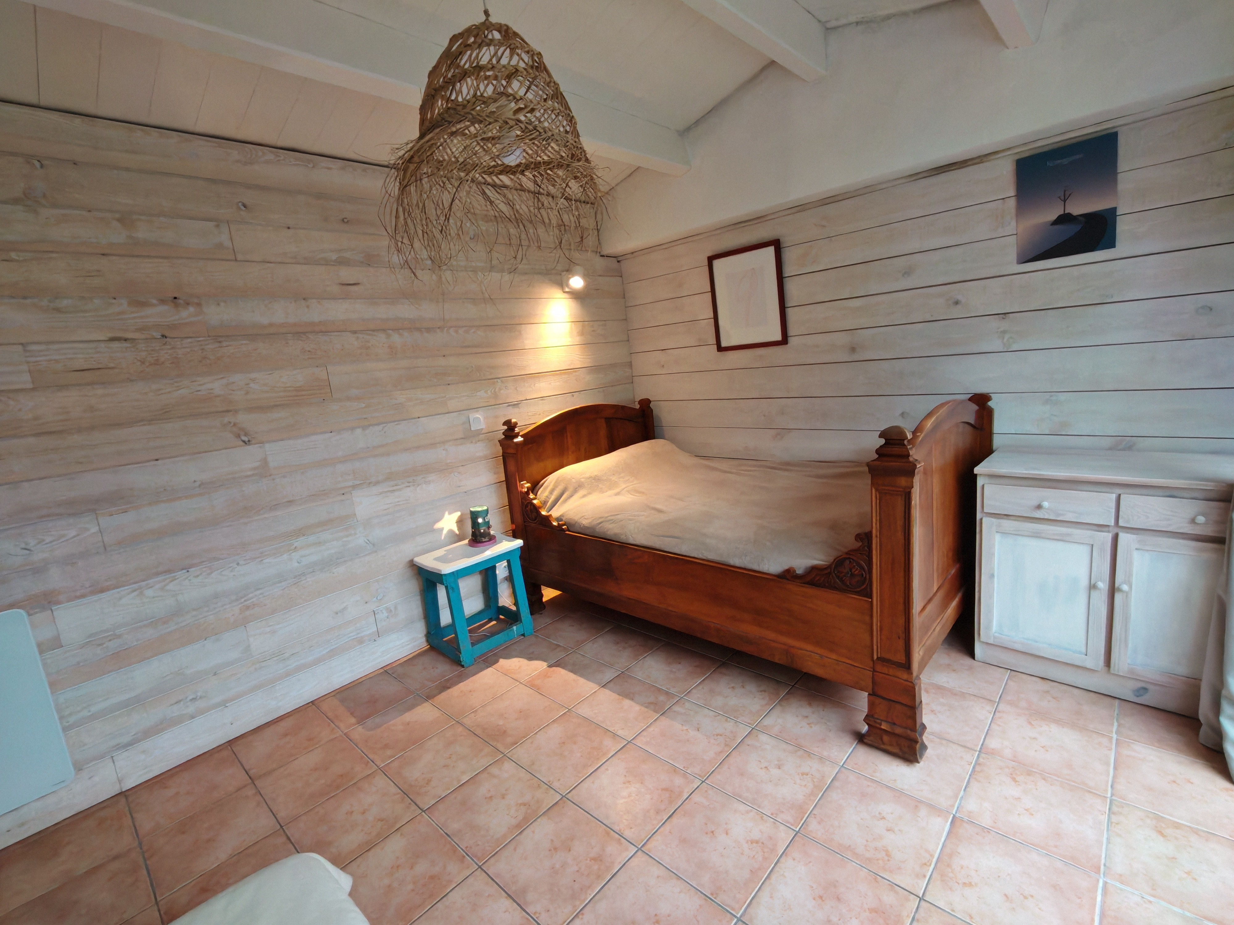 Bedroom with 1 x 120cm bed and a 160cm BZ on garden level
