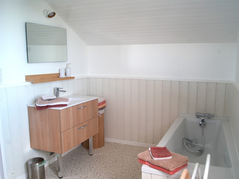 la salle de bain du 2eme coté baignoire