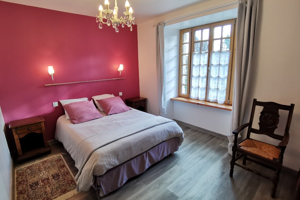 Chambre RDC avec lit 140, bureau, TV