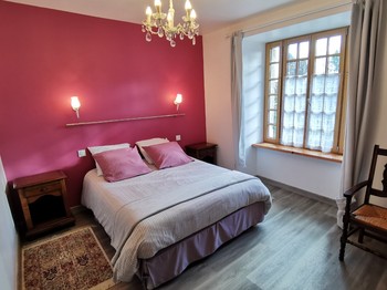 Chambre RDC avec lit 140, bureau, TV