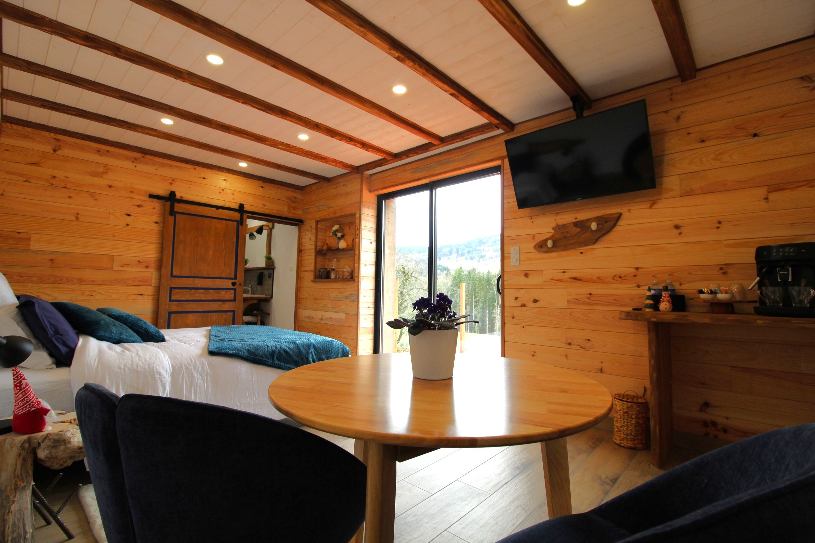 Espace repas/ lecture - Chambre d’hôtes La Pimprenelle : repos et nature – Vosges