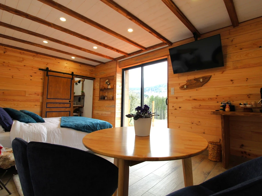 Espace repas/ lecture - Chambre d’hôtes La Pimprenelle : repos et nature – Vosges