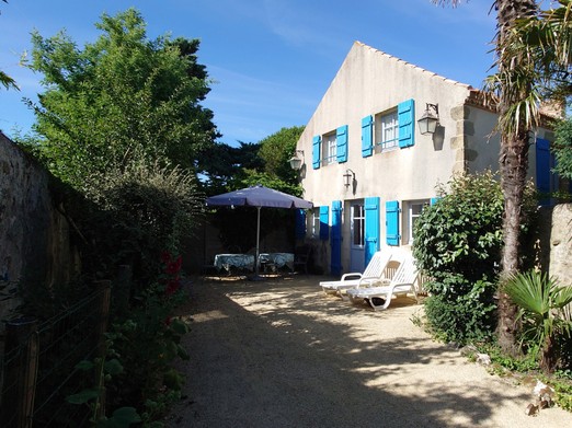 Votre location. Logis du Capitaine avec son jardin clos.