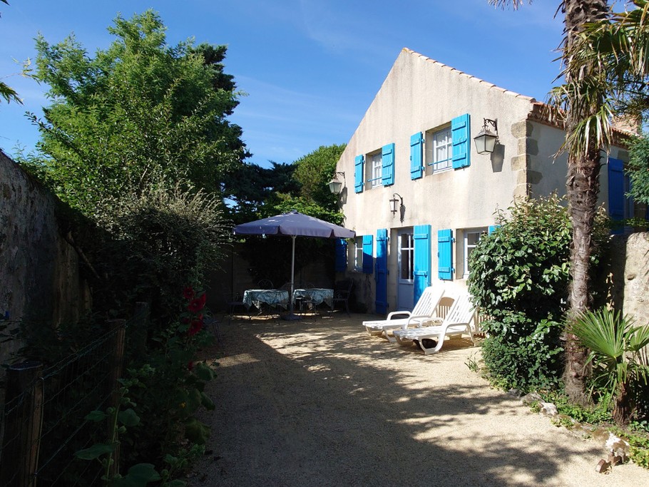 Votre location. Logis du Capitaine avec son jardin clos.