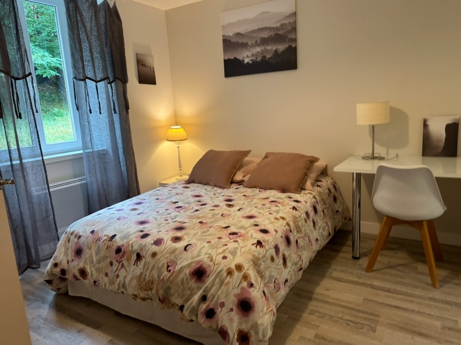 Chambre2 1er étage 1 lit double et 1 lit simple