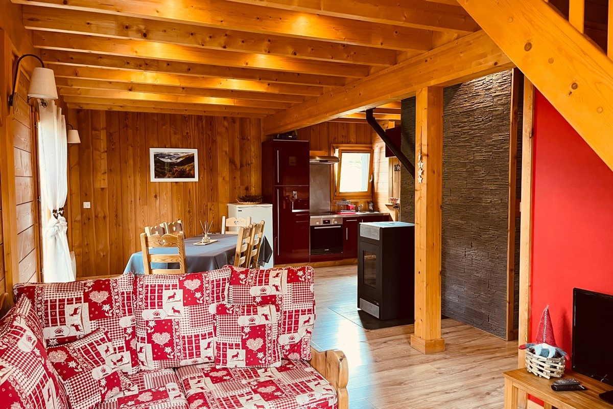 Espace salon avec porte fenêtre donnant sur la terrasse bois